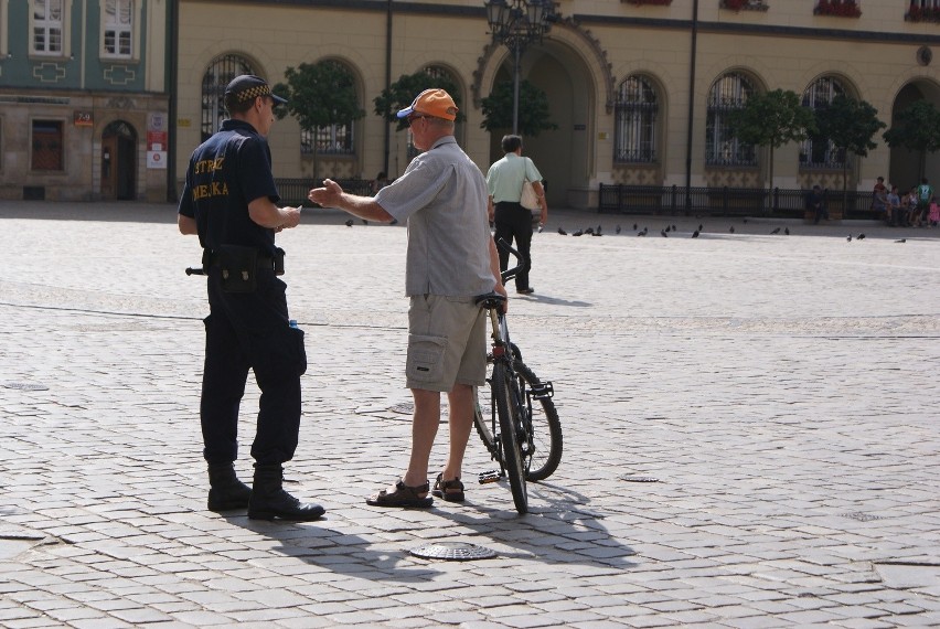 Wrocław: Strażnicy miejscy upominają rowerzystów w Rynku (ZDJĘCIA)