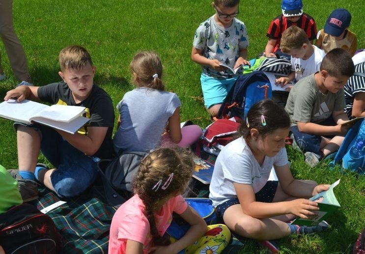 Czytanie na trawie. W buskiej bibliotece bili rekord Polski [ZDJĘCIA]