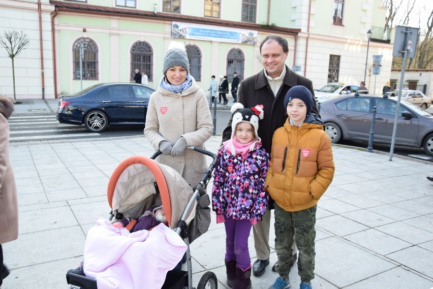 WOŚP 2020 w Krzeszowicach. Słodkie ciasteczka na Rynku i licytacje na lodowisku [ZDJĘCIA]