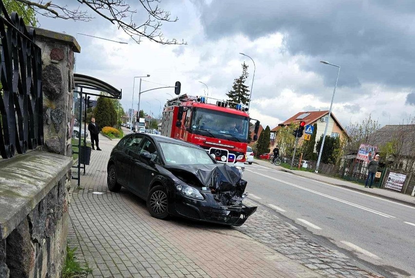 Zderzenie osobówki z autokarem przewożącym dzieci w powiecie...