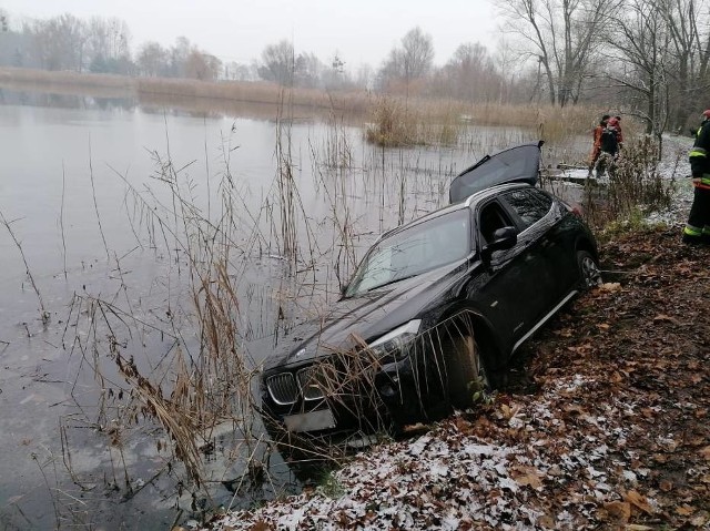 Dwaj wędkarze, którzy wybrali się na ryby nad staw w Odolanowie, natrafili na samochód marki BMW, który wpadł do wody. W środku znajdował się kierowca. Jak się okazało po przybyciu służb, był pijany. Zobacz więcej zdjęć --->