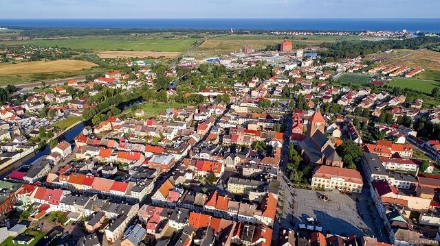 Prezentujemy kolejne fantastyczne zdjęcia przedstawiające Darłowo oraz okolice z lotu ptaka. Autorem fotografii wykonanych przy pomocy drona jest Sebastian Kołodziejek, prowadzący stronę ,,Miasto z drona". Sebastian Kołodziejek, od kilku lat regularnie odwiedza Darłowo. Jego panoramiczne fotografie przedstawiające darłowskie plaże można oglądać na fanpage ,,Miasto z drona" na Facebooku oraz na stronie www.miastozdrona.pl