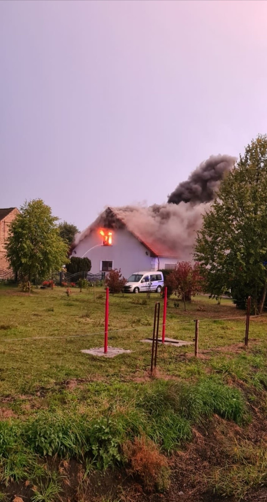 Dom w Krasowcu gasiły jednostki: JRG2 Gorzów, OSP Krasowiec,...