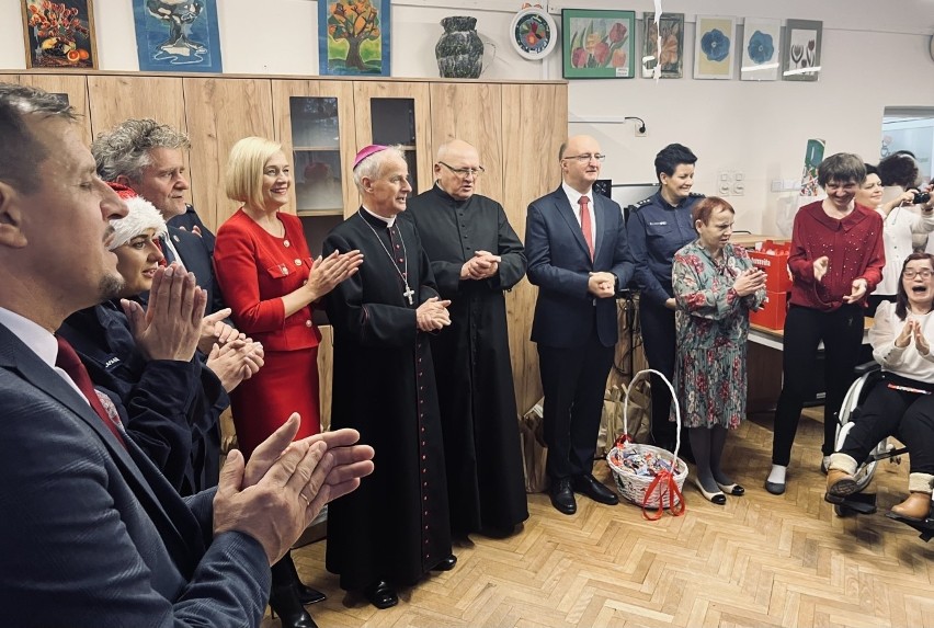 Wielka akcja mikołajkowa w Mnichowie! Biskup Florczyk, minister Wawrzyk, wicemarszałek Janik, senator Słoń przynieśli dzieciom prezenty