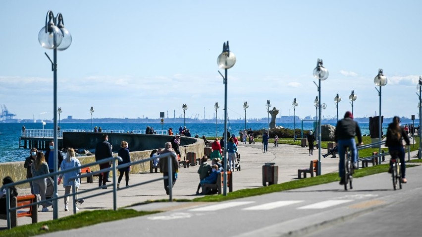 Gdynianie masowo korzystają z możliwości rekreacji w czasie pandemii koronawirusa. Tłumnie zrobiło się szczególnie na Bulwarze Nadmorskim