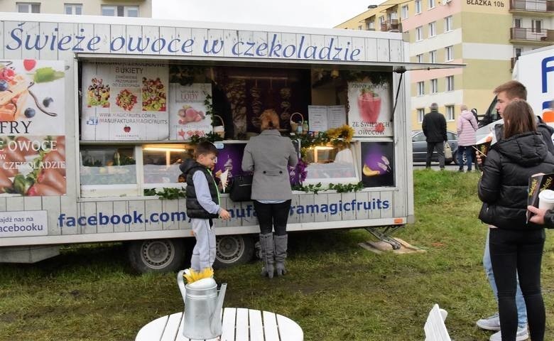 Migawka z festiwalu food trucków, który odbył się w...