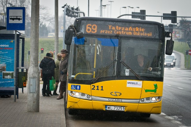 Ogólnopolski przewoźnik Mobilis, który od początku następnego roku ma w części obsługiwać linie komunikacyjne w Bydgoszczy, zaczął szukać kierowców. Na razie nie wiadomo, ile da im zarobić, ale zdaje się, że więcej niż w Miejskich Zakładach Komunikacyjnych. Mobilis już raz w Bydgoszczy jeździł: w latach 2008-2014 obsługiwał m.in. linię 69.