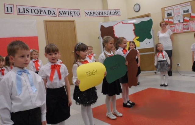 Uczniowie klasy 0 A z Zespołu Szkół Muzycznych zaśpiewali najpiękniejsze pieśni patriotyczne na akademii z okazji Święta Niepodległości.