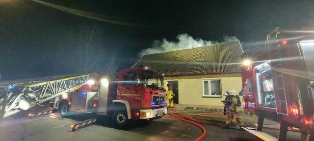 Dom pani Aldony i pan Lucjana niestety mocno ucierpiał i na ten moment nie nadaje się do zamieszkania. Konieczna jest m.in. całkowita wymiana dachu. Lokal zastępczy poszkodowanej rodzinie zapewnił burmistrz gminy Dobrzyca.