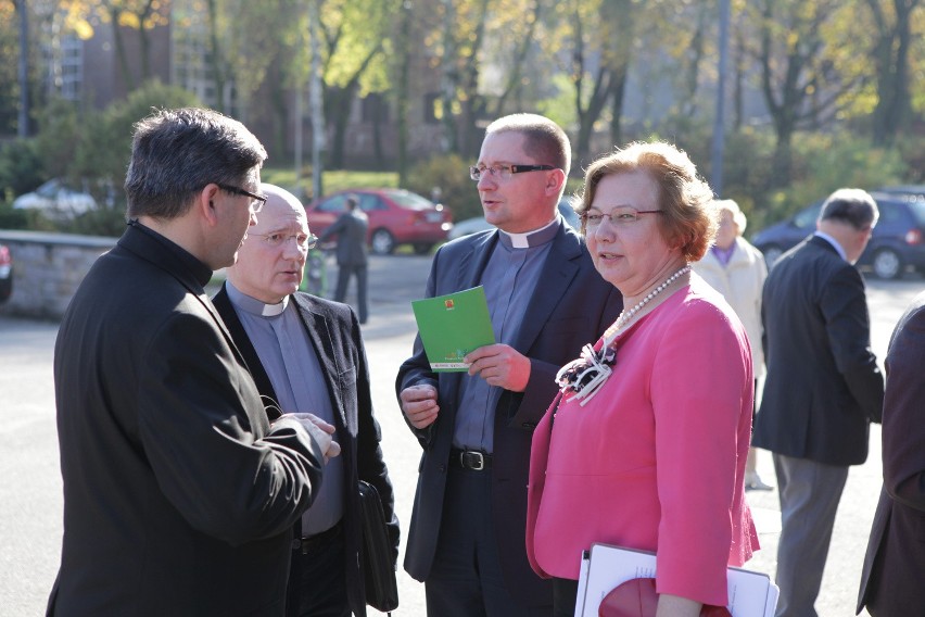 Debata o Rodzinie w Zabrzu. Abp Skworc:  Państwo musi dać młodym ludziom poczucie pewności [ZDJĘCIA]