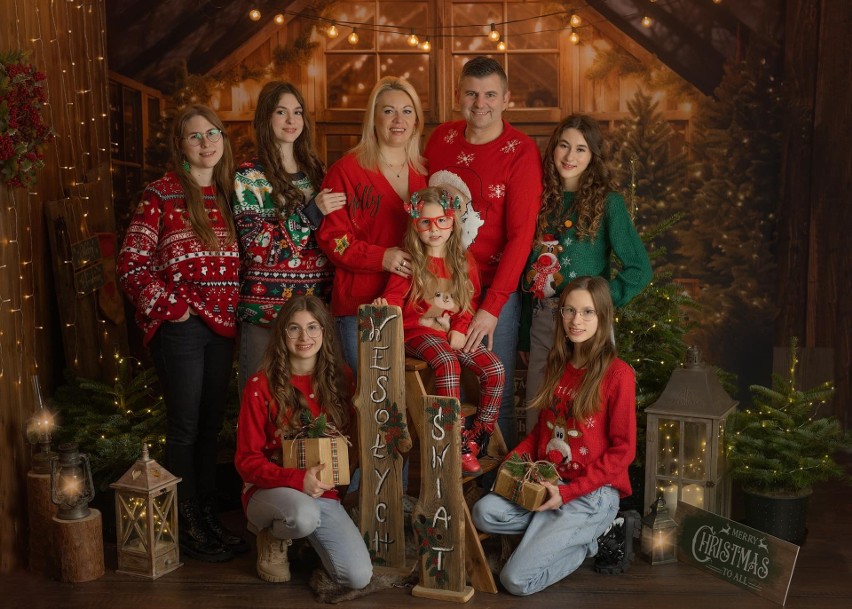 Kieleckie Pięcioraczki i ich rodzina w bajecznej świątecznej sesji zdjęciowej na Boże Narodzenie 2023