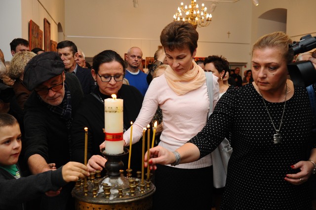 Goście w trakcie otwarcia wystawy w szydłowieckim Zamku.