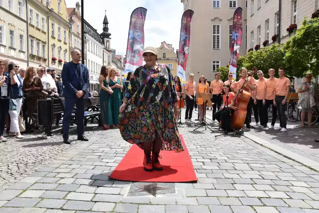 Grażyna Łobaszewska odłoniła swoją gwiazdę w Opolskiej Alei Gwiazd Polskiej Piosenki