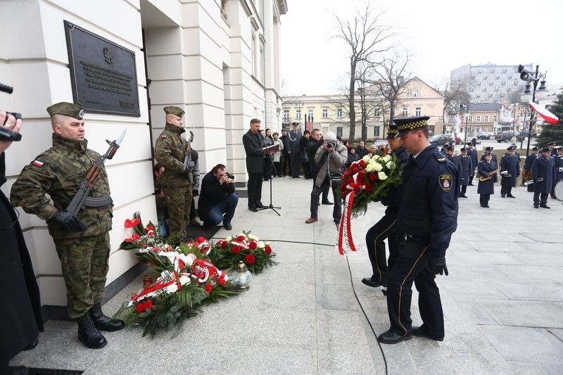 Pod tablicą upamiętniającą zmarłych w katastrofie pod...