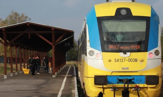 Dziś średnia prędkość na tych trasach to 70-50 km/h, ale jest także dużo takich miejsc, w których na skutek bardzo złego stanu torów i przejazdów pociągi muszą zwalniać do 30 km/h.