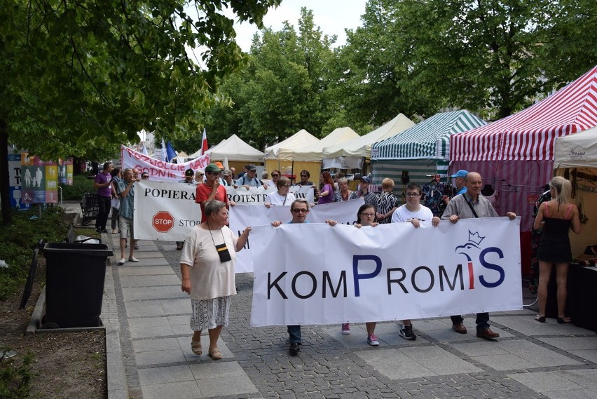 W Częstochowie solidaryzują się z protestującymi pod Sejmem. Zanieśli list posłowi PiS Szymonowi Giżyńskiemu ZDJĘCIA