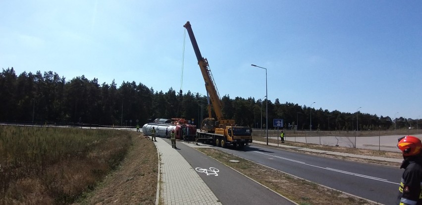 Przewrócona cysterna na ul. Chemicznej w Bydgoszczy [zdjęcia]