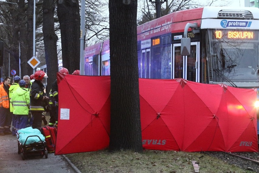 Wypadek na Biskupinie. Człowiek wpadł pod tramwaj, trwała reanimacja (ZDJĘCIA)