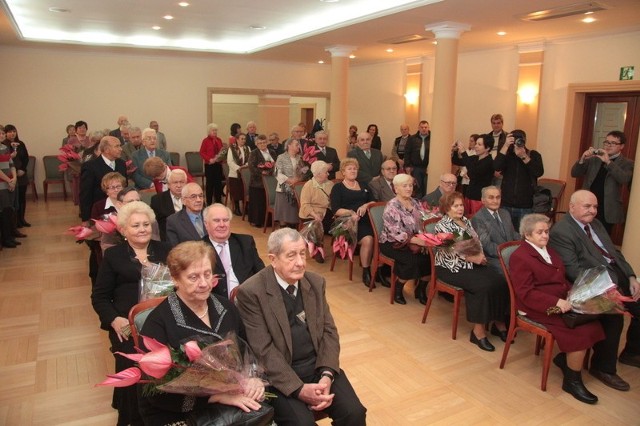 Medale "Za długoletnie pożycie małżeńskie&#8221; otrzymało 18 par &#8211; mieszkańców Kielc. Były wiązanki kwiatów, szampan i życzenia od władz miasta.