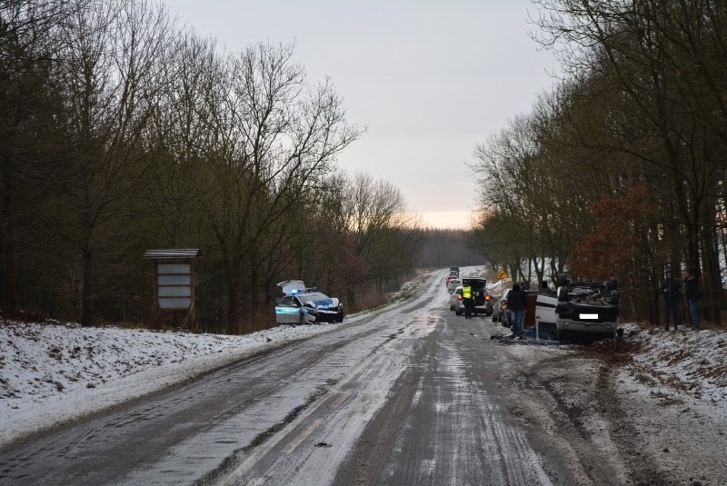 Wypadek pod Pełczycami. Kierowca staranował policyjny radiowóz a następnie dachował [zdjęcia]