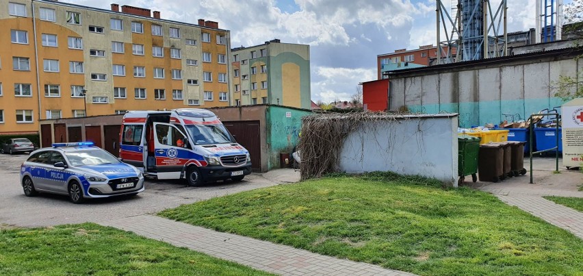 Mieszkanka Białogardu poszła wyrzucić śmieci. Znalazła ciało...