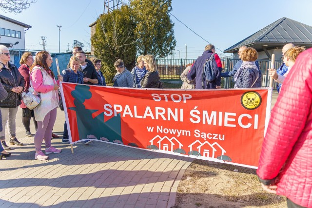 Mieszkańcy szykują się do kolejnych akcji protestacyjnych w związku z planowaną budową spalarni odpadów w Nowym Sączu. Będą też składać uwagi do przyjętych przez radę miasta (niejednogłośnie) zmian  w studium