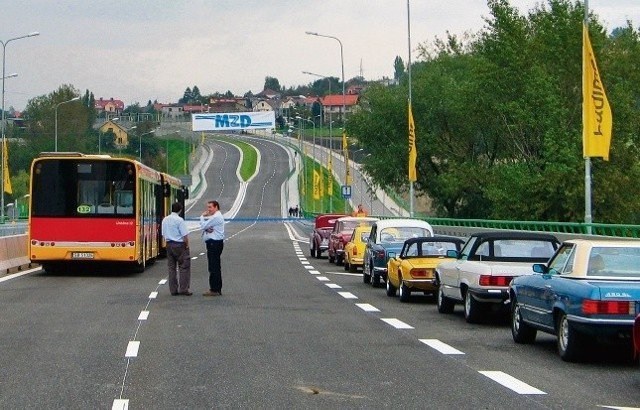 Nowa trasa chwilę przed przecięciem wstęgi. Otwarcie ubarwiły pojazdy zabytkowe