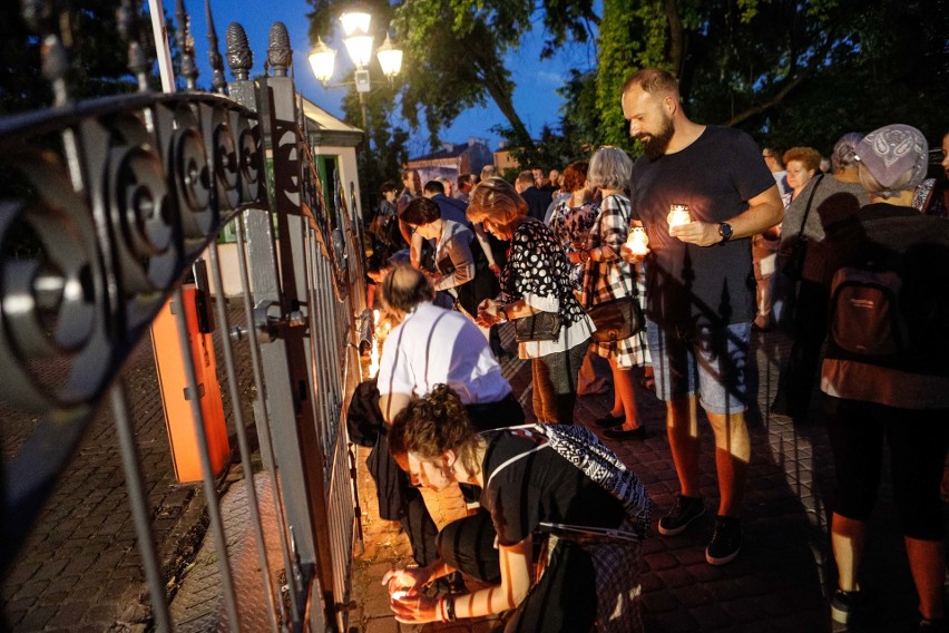 Protest przeciwko zmianom PiS w sądownictwie przed gmachem...