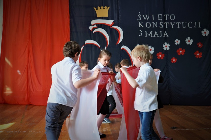 Uczniowie SP nr 4 w Puławach uczcili rocznicę uchwalenia Konstytucji 3 maja [ZOBACZ ZDJĘCIA]