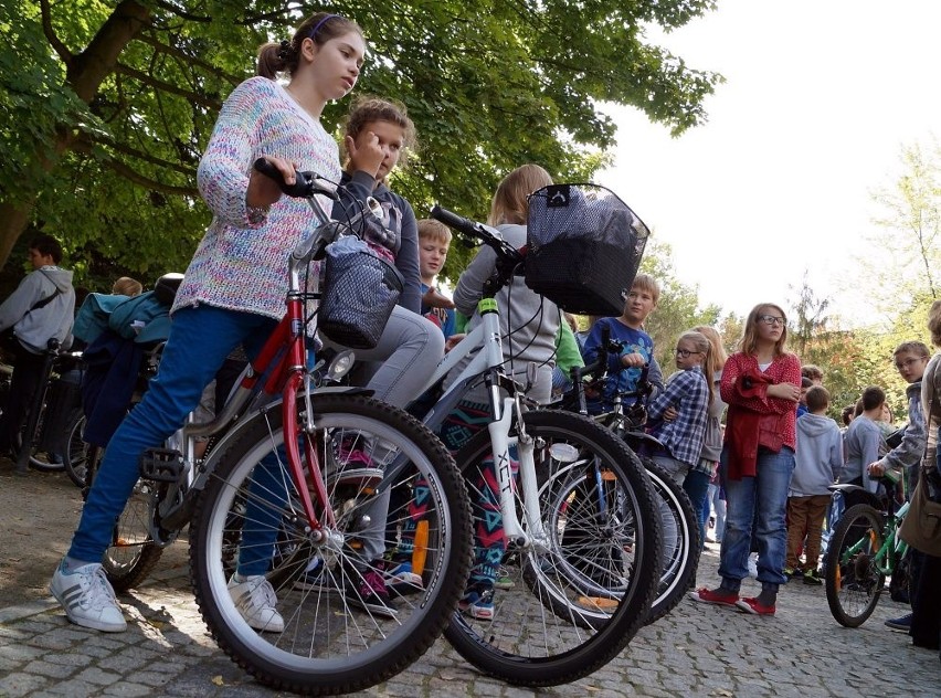 Inowrocławskie dzieciaki namawiały do przesiadania się z aut na rowery [zdjęcia]