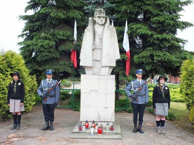 Warta honorowa harcerzy i policjantów przy pomniku pułkownika Jana Piwnika "Ponurego&#8221; w Wąchocku.