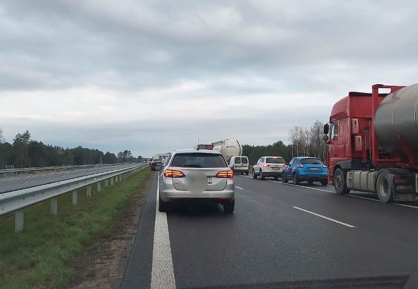 Zablokowany pas na S19 w Nisku. Samochód ciężarowy utkwił w nocy na poboczu