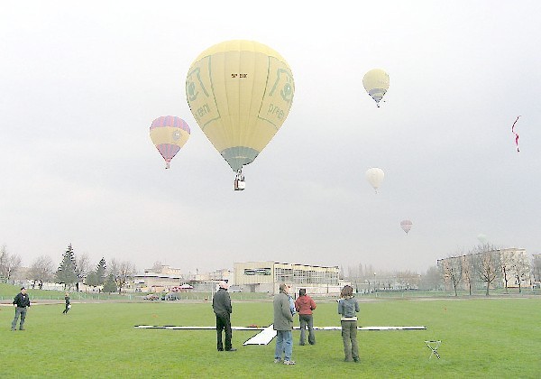 Wczoraj na stadionie Olimpii załogi balonów  rzucały markery do celu - wyłożonego na płycie  białego krzyża.