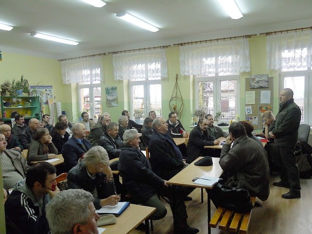 Krzysztof Pieczkowski z Lubania  (z prawej stoi) informował m.in. o rozmowie z sędzią komisarzem