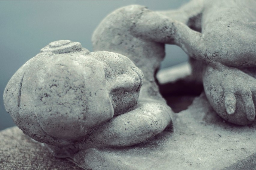 Gdyński artysta Tewu podrzucił kolejną rzeźbę. Leżący chłopiec z dziurą w miejscu serca znajduje się na Nabrzeżu Pilotowym w Gdyni [zdjęcia]