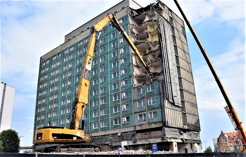 Hotel Silesia w Katowicach: Rozbiórka weszła w zasadniczy etap. Zobaczcie