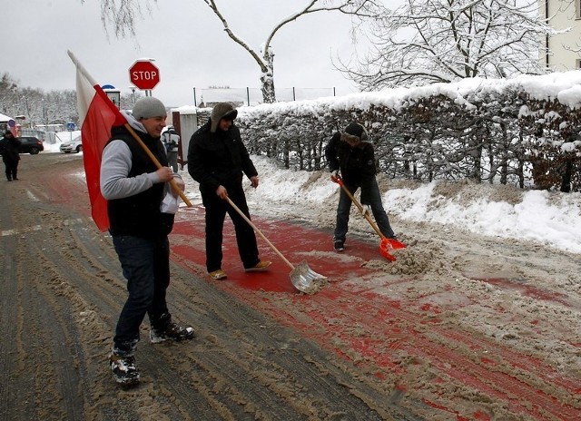 Rolnicy odśnieżali dzisiaj drogi przy szczecińskich szpitalach.