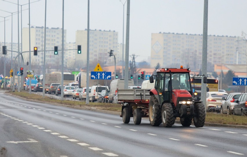 W Toruniu trwają protesty rolników, którzy blokują drogi...