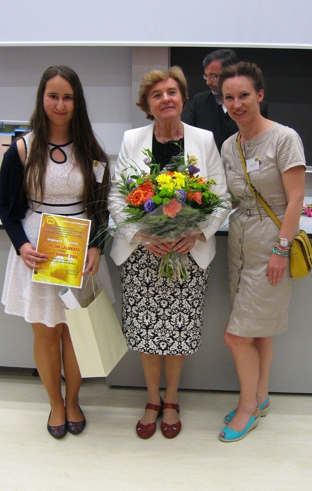 Dagmara z dyplomem laureata, obok doktor Anna Kaczorowska i nauczycielka fizyki Anna Dybka.