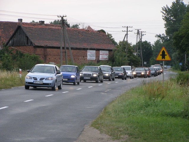 Korek na trasie ze Sławy był rekordowy, auta zatrzymywały się już we wsi Moszowice prawie osiem kilometrów przed miastem.