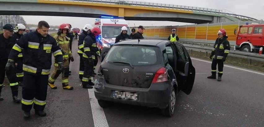 Radule. Toyota dachowała na drodze ekspresowej S8 w kierunku na Białystok. Dwie osoby ranne [ZDJĘCIA]
