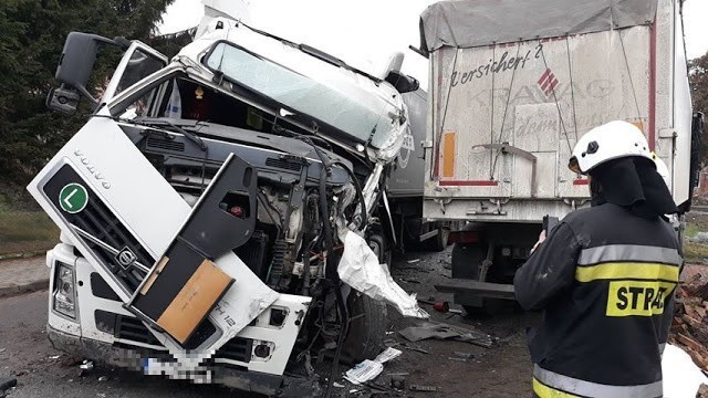 Czołówka ciężarówek w Swobnicy. Dwie osoby ranne [ZDJĘCIA]