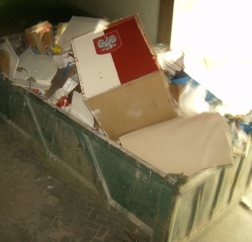 Oburzony mieszkaniec sfotografował kontener na śmieci przy budynku SCK. Zdjęcia przysłał do naszej redakcji.