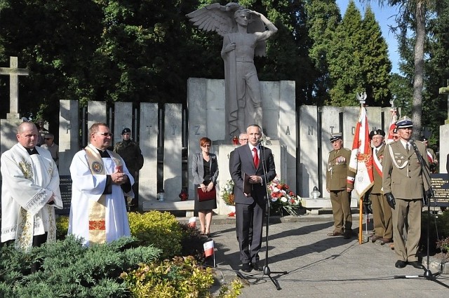 Sobotnie obchody Koneckiego Września rozpoczęły się przed Pomnikiem Partyzantów na cmentarzu