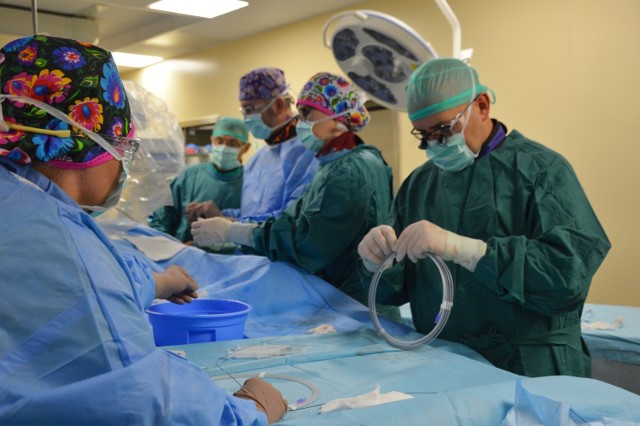 Wszczepienie protezy Hero przez zespół chirurgów i radiologów. Główni operatorzy to Jakub Turek, Norbert Zapotoczny i Krzysztof Dyś