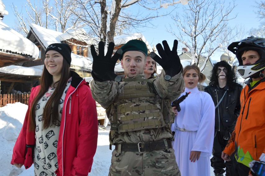 Zakopane. Kilkuset maturzystów zatańczyło poloneza na Krupówkach [ZDJĘCIA]