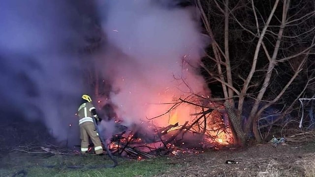 Strażacy z OSP Skwierzyna nie mieli spokojnej sylwestrowej nocy. Kilka razy byli wzywani do pożarów.