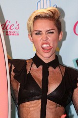 Dlaczego Miley Cyrus pokazuje język?          