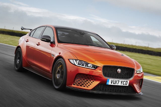 Jaguar XE SV Project 8Powstanie 300 egzemplarzy pojazdu, a za każdy z nich trzeba zapłacić ponad 700 tys. zł.Fot. Jaguar