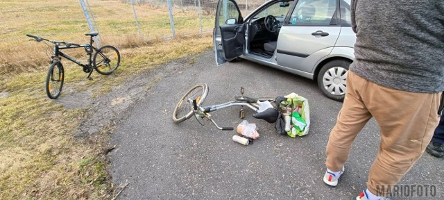 Policjanci pomogli potrzebującemu pomocy rowerzyście.